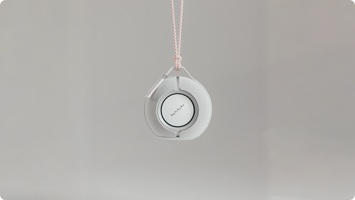 Devialet Mania White Mist &mdash; премиальная портативная колонка с насыщенным звуком и стильным дизайном