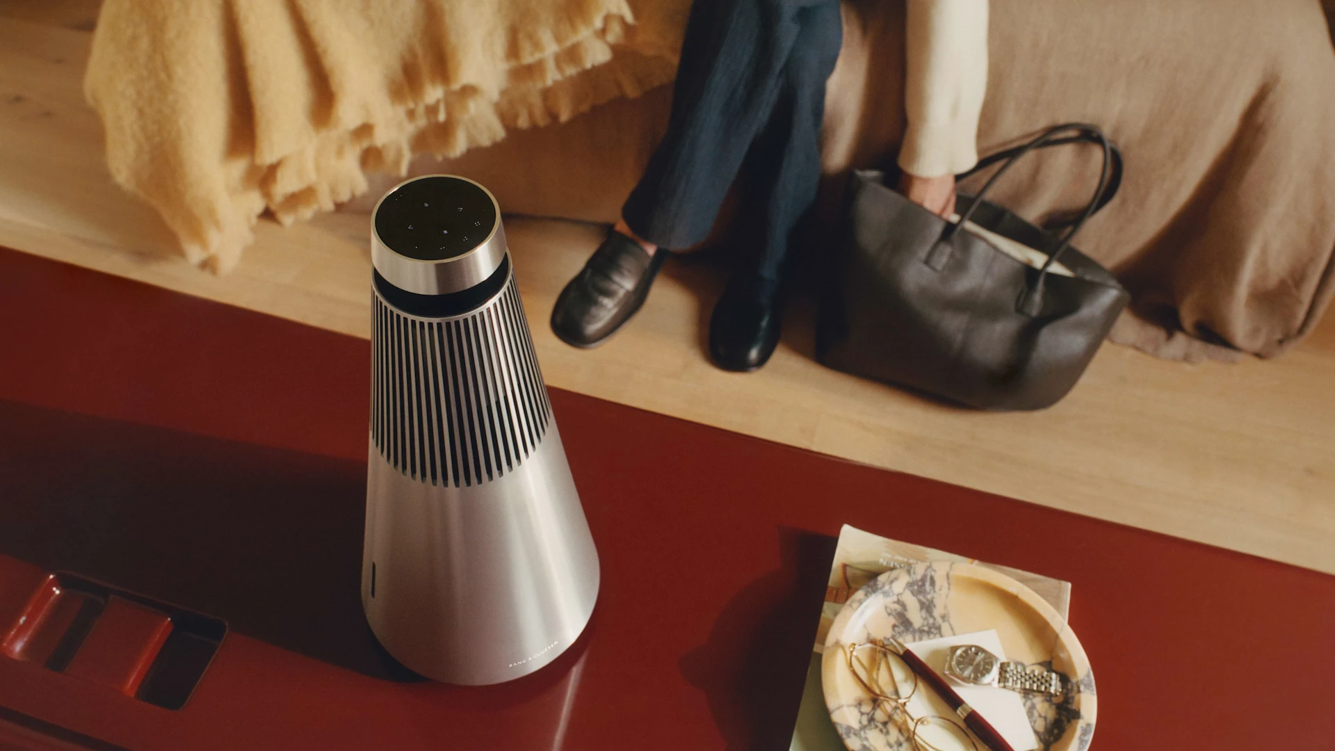 Bang & Olufsen Beosound 2 — портативная беспроводная акустика с 360° звуком, Bluetooth, Wi-Fi и мультирум в интерьере