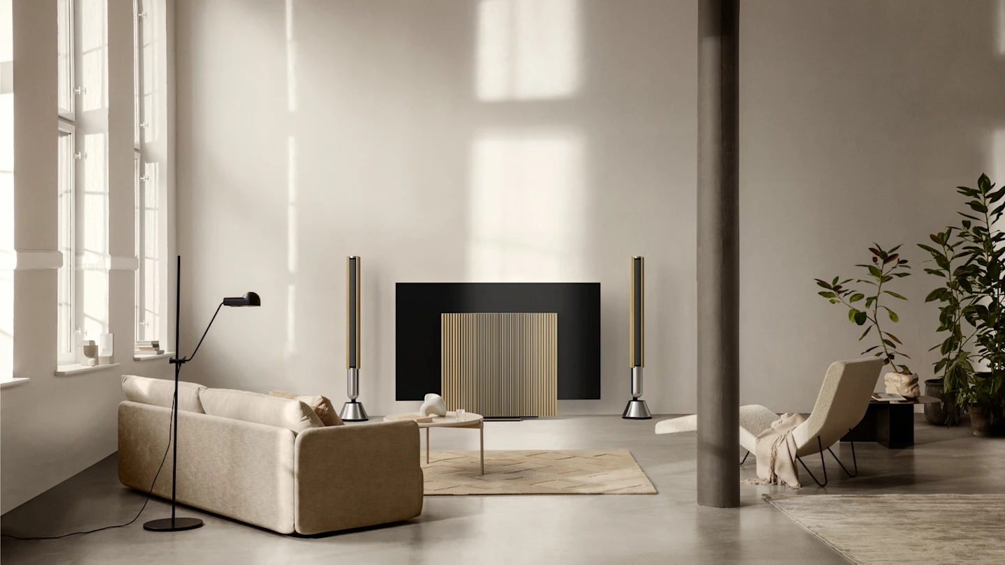 Bang & Olufsen BeoLab 18 — премиальные беспроводные напольные акустические колонки с деревянными ламелями в интерьере