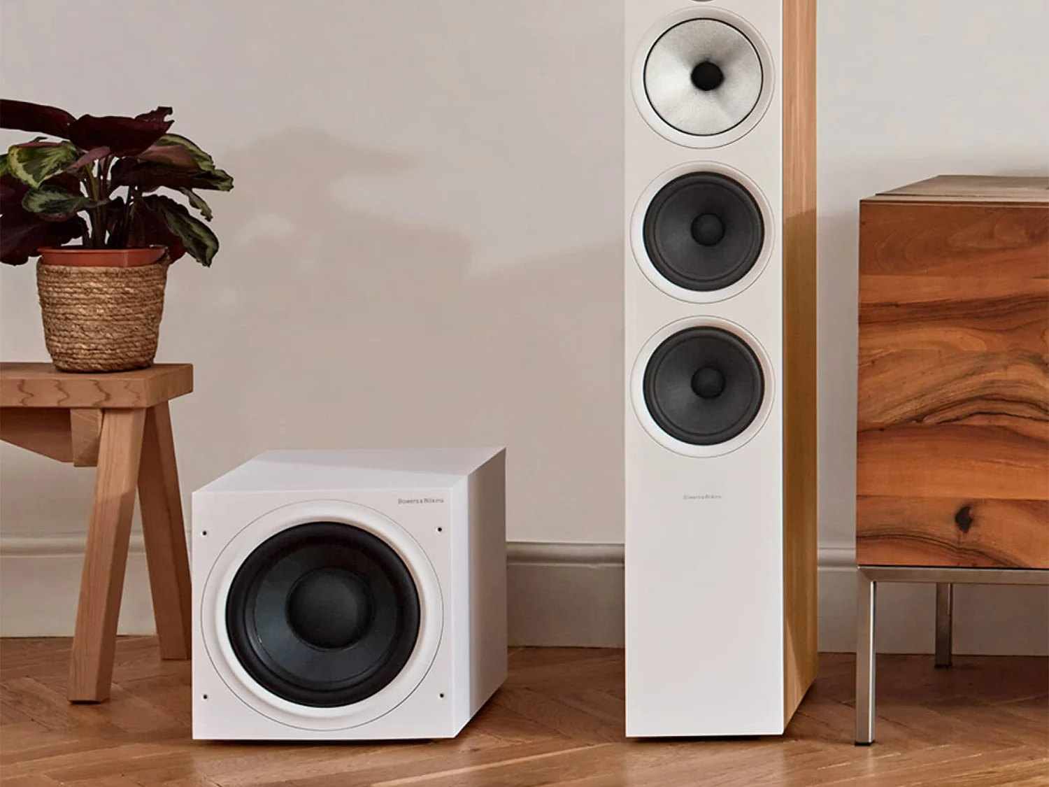 Сабвуфер Bowers & Wilkins ASW610XP с 250-мм драйвером и мощностью 500 Вт