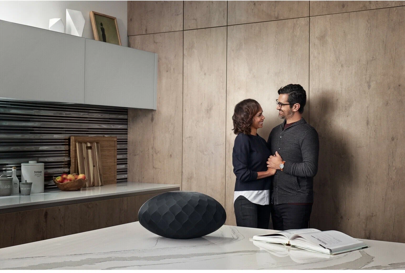 Bowers & Wilkins Formation Wedge &mdash; премиальная беспроводная колонка с мощным стереозвуком и элегантным дизайном.