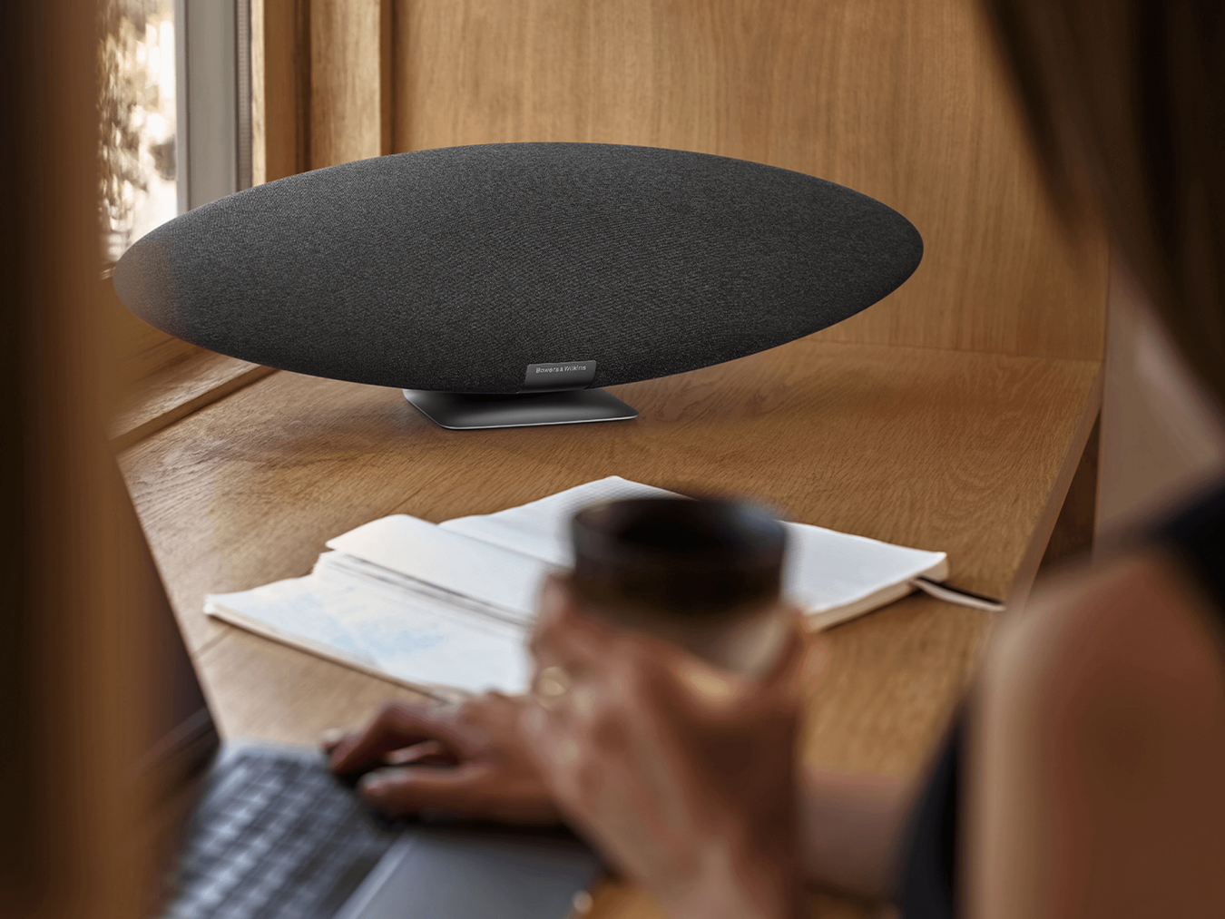 Bowers & Wilkins Zeppelin Pearl Grey &mdash; премиальная беспроводная колонка с насыщенным стереозвуком и глубокими басами